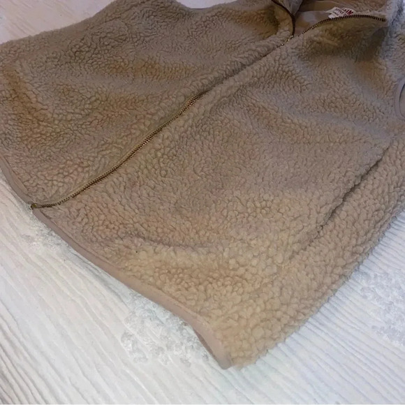 Sherpa Vest - Picture 2 of 8